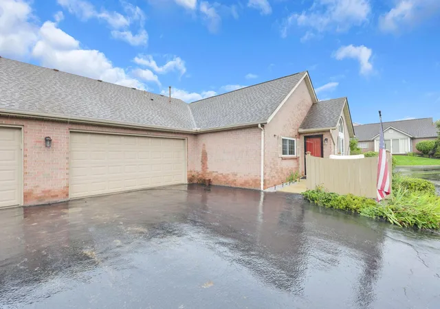 Photo 3 of Condo for sale at 2018 Farmbrook Cir N, Grove City, OH 43123 | MLS# 226034586 | Listing updated on 2026-10-07