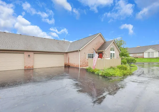 Listing Photo 4 - Condo for sale in building located at 2018 Farmbrook Cir N, Grove City, OH 43123
