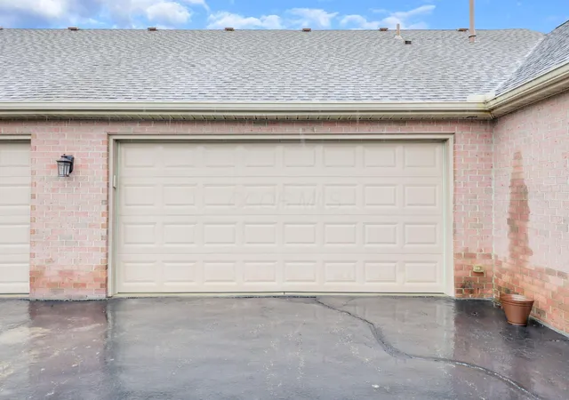 Listing Photo 5 - Condo for sale in building located at 2018 Farmbrook Cir N, Grove City, OH 43123