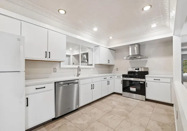 Listing Photo 1 - Condo for sale in building located at 1512 Lafayette Dr, Columbus, OH 43220 - Unit #B