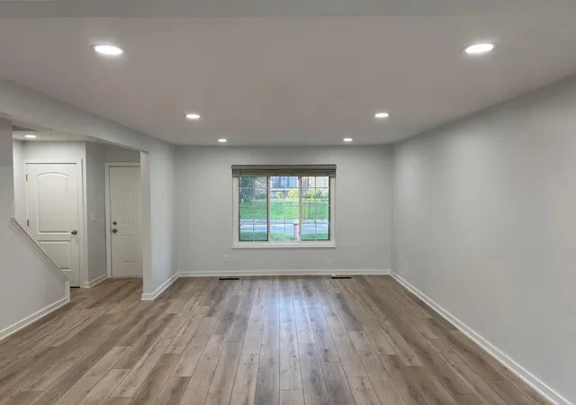 Listing Photo 4 - Condo for sale in building located at 6144 Stornoway Dr S, Columbus, OH 43213 - Unit #Bldg 16