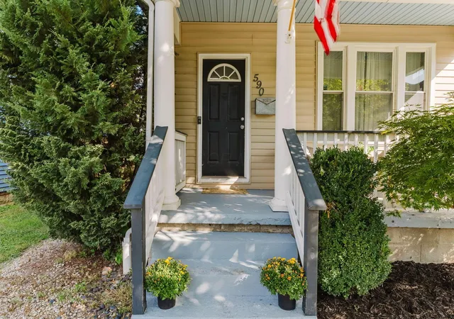 Photo 4 of Single family home for sale at 590 W 2nd Avenue, Columbus, OH 43201 | MLS# 226022282 | Listing updated on 2026-10-26