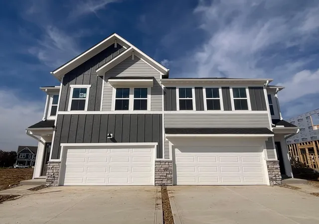 Listing Photo 2 - Condo for sale in building located at 8001 Edgewater Xing, Pickerington, OH 43147 - Unit #53-201