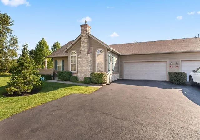 Listing Photo 2 - Condo for sale in building located at 122 Stonegate Dr, Pataskala, OH 43062