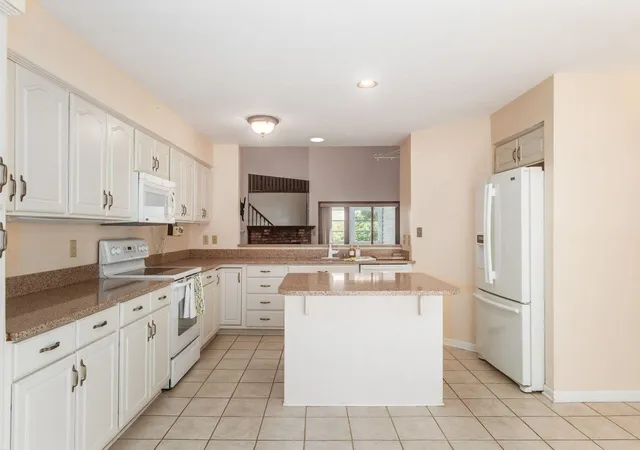 Listing Photo 5 - Condo for sale in building located at 1286 Millstone Sq, Westerville, OH 43081