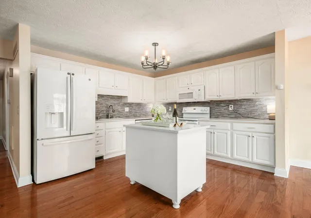 Photo 3 of Condo for sale at 1731 Arlingate Dr S, Columbus, OH 43220 | MLS# 226028385 | Listing updated on 2026-10-09