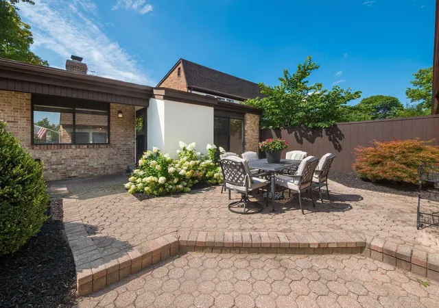 Condo for sale at 1731 Arlingate Dr S, Columbus, OH 43220 | MLS# 226028385
