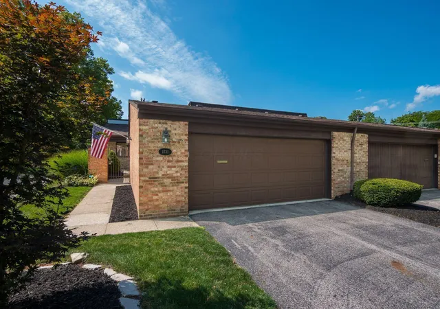 Listing Photo 5 - Condo for sale in building located at 1731 Arlingate Dr S, Columbus, OH 43220