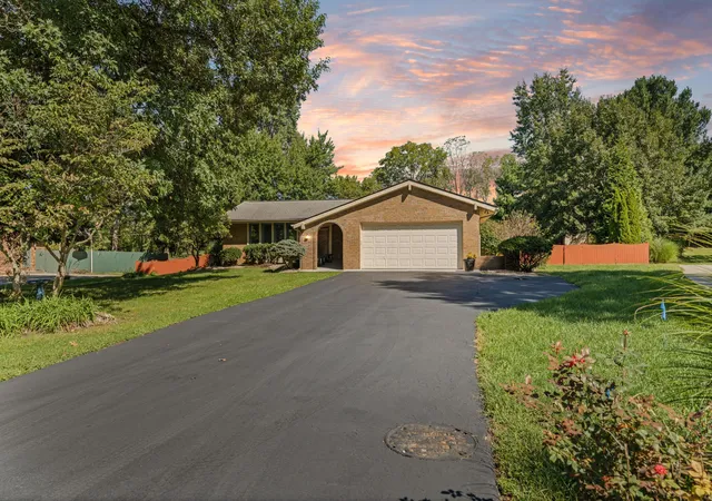 Photo 3 of Single family home for sale at 300 Heather Ln, Powell, OH 43065 | MLS# 226029286 | Listing updated on 2026-09-30