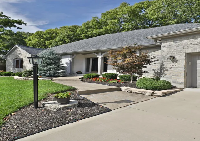Photo 3 of Sale Pending at 850 Katherines Ridge Ln, Columbus, OH 43235 | MLS# 226035747 | Listing updated on 2026-09-21