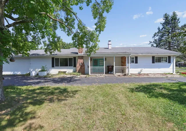 Photo 2 of Single family home for sale at 2430 W Choctaw Dr, London, OH 43140 | MLS# 226033950 | Listing updated on 2026-09-07