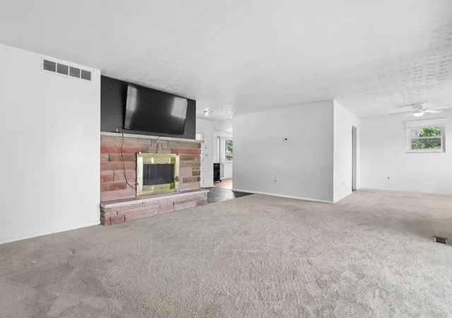Photo 3 of Single family home for sale at 2430 W Choctaw Dr, London, OH 43140 | MLS# 226033950 | Listing updated on 2026-09-07