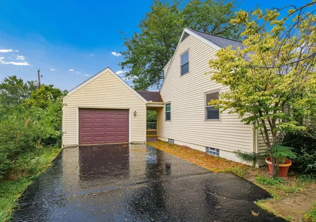 Photo 2 of Single family home for sale at 1047 Oberlin Dr, Columbus, OH 43221 | MLS# 226034098 | Listing updated on 2026-09-12