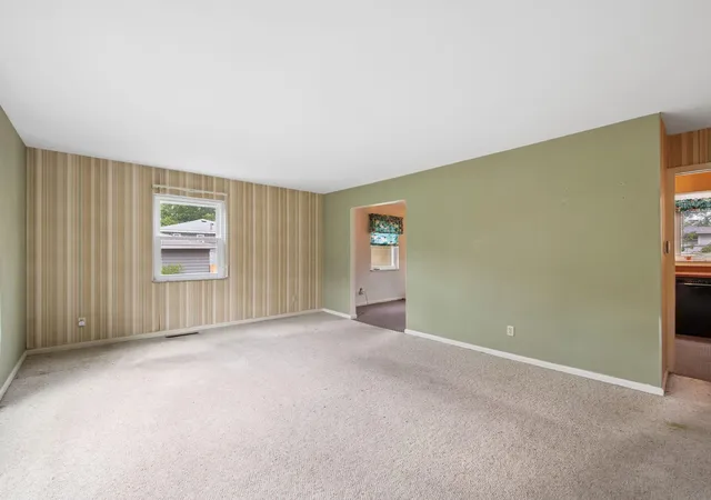 Photo 4 of Single family home for sale at 1047 Oberlin Dr, Columbus, OH 43221 | MLS# 226034098 | Listing updated on 2026-09-12