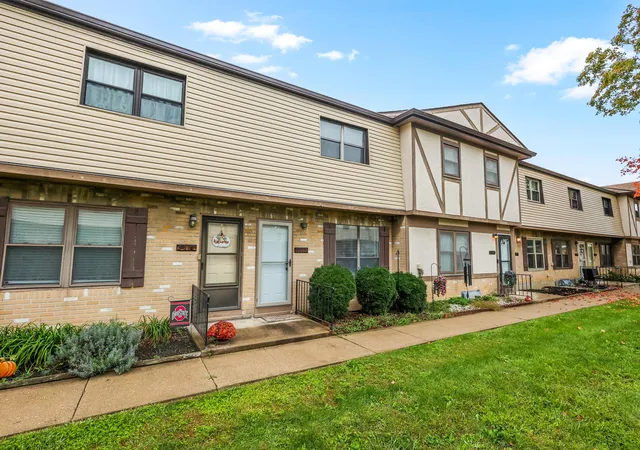 Listing Photo 2 - Condo for sale in building located at 3819 Queen Anne Pl, Grove, OH 43123