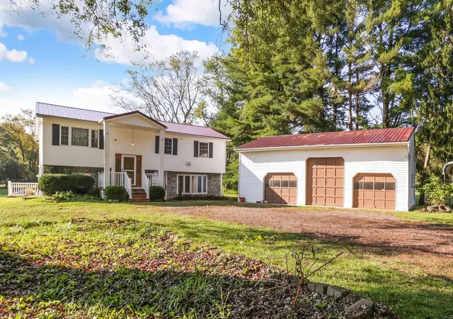Photo 1 of Single family home for sale at 6298 Fallsburg Rd Ne, Newark, OH 43055 | MLS# 226032231 | Listing updated on 2026-10-02