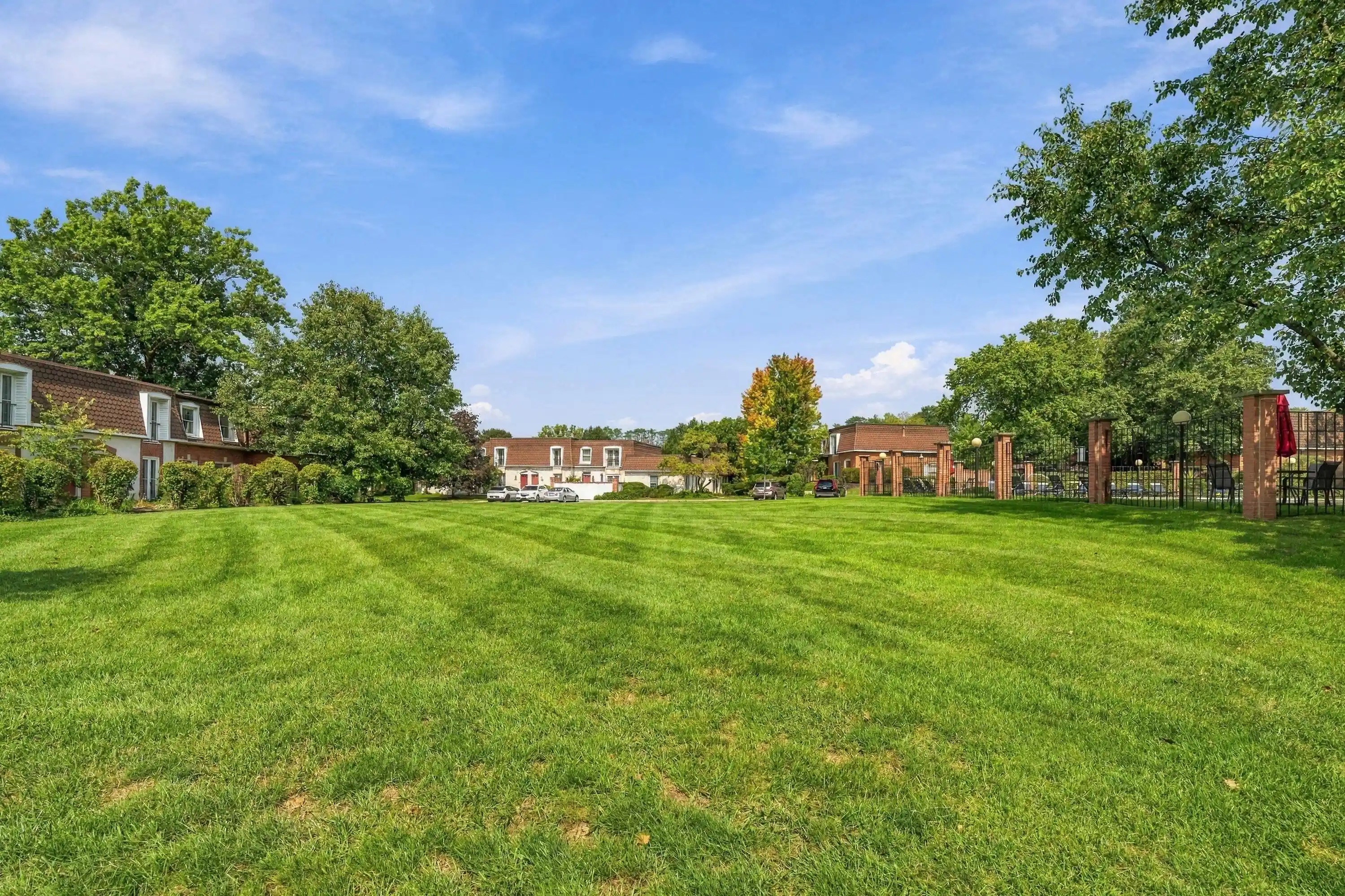 Listing Photo 47 - Condo for sale in 2811 Chateau Cir S located at 2811 Chateau Cir S, Columbus, OH 43221 - Unit #36