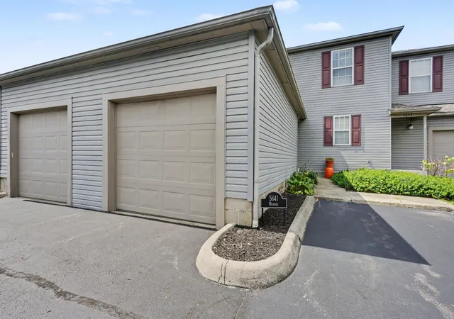 Listing Photo 2 - Condo for sale in building located at 5641 Wigmore Dr, Columbus, OH 43235 - Unit #51E