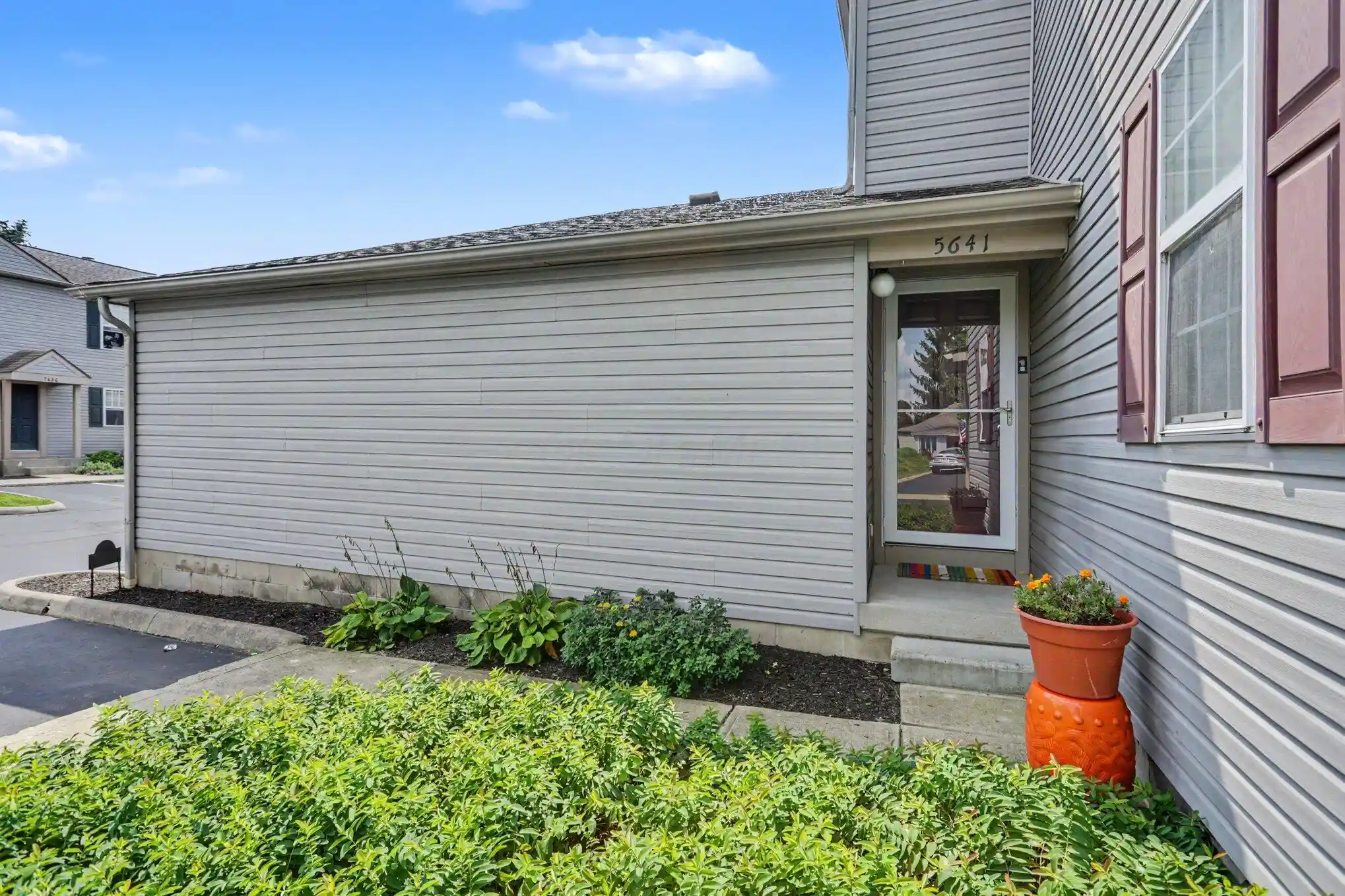 Listing Photo 2 - Condo for sale in 5641 Wigmore Dr located at 5641 Wigmore Dr, Columbus, OH 43235 - Unit #51E