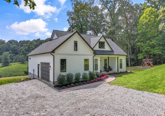 Photo 3 of Single family home for sale at 2373 Boving Rd Sw, Lancaster, OH 43130 | MLS# 226032783 | Listing updated on 2026-09-09