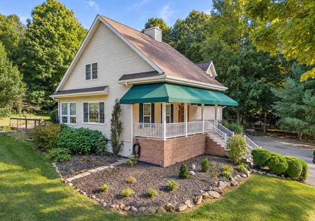 Photo 3 of Single family home for sale at 740 King Beach Dr, Howard, OH 43028 | MLS# 226032937 | Listing updated on 2026-09-20