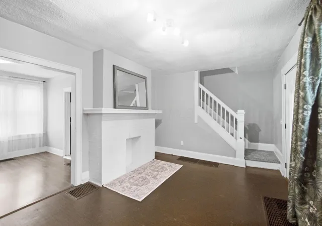 Photo 4 of Single family home for sale at 513 E Jenkins Ave, Columbus, OH 43207 | MLS# 226036583 | Listing updated on 2026-10-07