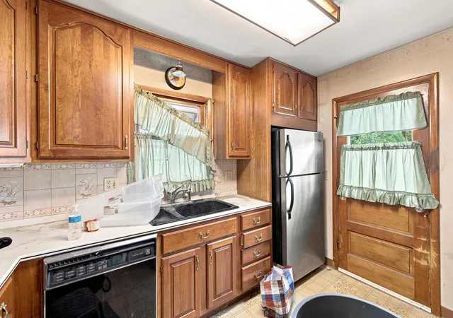Photo 4 of Sale Pending at 806 E Lincoln Ave, Columbus, OH 43229 | MLS# 226033490 | Listing updated on 2026-09-07