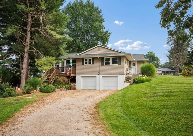 Photo 3 of Single family home for sale at 193 Caroline Dr, Hebron, OH 43025 | MLS# 226033288 | Listing updated on 2026-09-15
