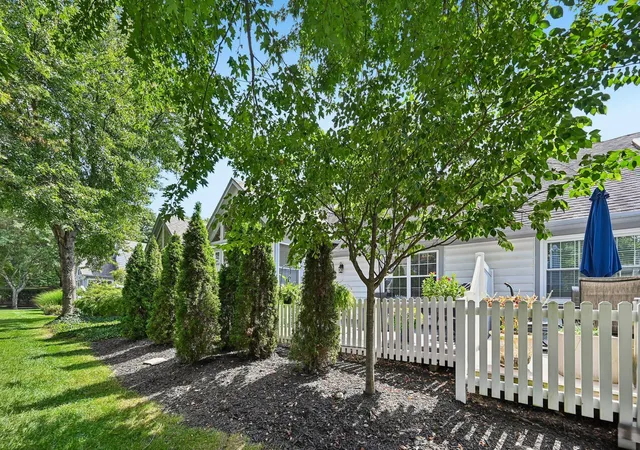 Listing Photo 5 - Condo for sale in building located at 6423 Upper Lake Cir, Westerville, OH 43082