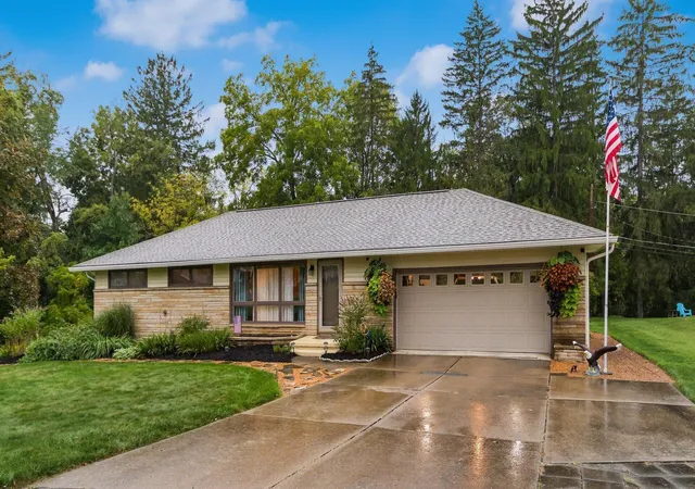Photo 1 of Single family home for sale at 2403 Center Dr, Zanesville, OH 43701 | MLS# 226033368 | Listing updated on 2026-09-02
