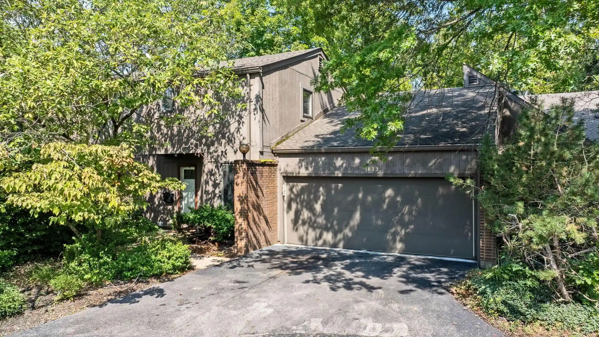 Listing Photo 1 - Condo for sale in 1623 Coppertree Rd located at 1623 Coppertree Rd, Columbus, OH 43232 - Unit 1623 Coppertree Rd