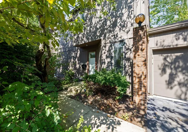 Photo 2 of Condo for sale at 1623 Coppertree Rd, Columbus, OH 43232 | MLS# 226034345 | Listing updated on 2026-09-14