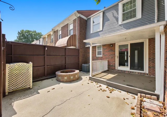 Listing Photo 2 - Condo for sale in building located at 5538 Brackenridge Ave, Columbus, OH 43228 - Unit #L-10