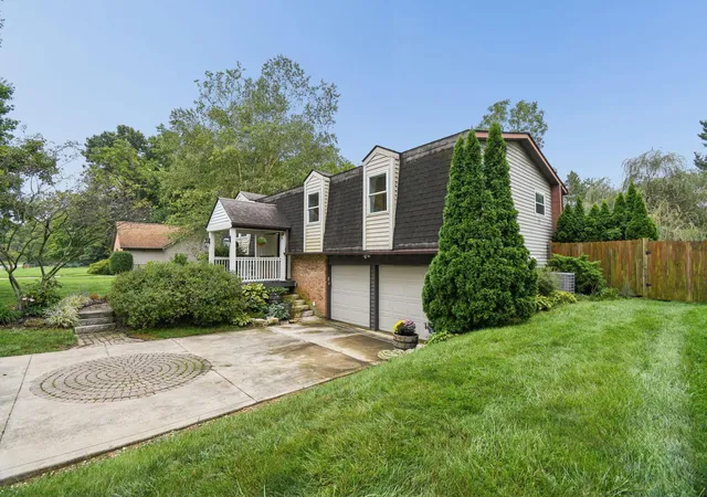 Photo 3 of Single family home for sale at 9191 Carriage Ln, Pickerington, OH 43147 | MLS# 226034705 | Listing updated on 2026-09-14