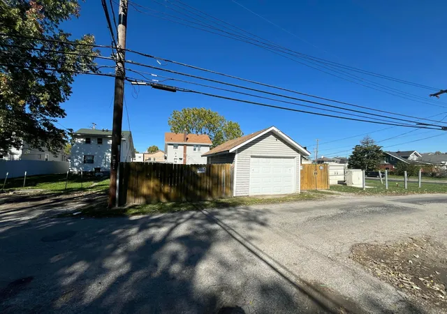 Listing Photo 2 - Condo for sale in building located at 2009 Sullivant Ave, Columbus, OH 43223 - Unit #2009