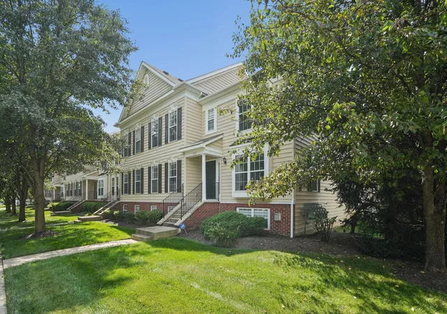 Listing Photo 3 - Condo for sale in building located at 3727 Rubythroat Dr, Columbus, OH 43230 - Unit #19
