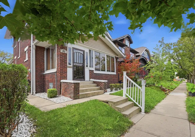 Photo 3 of Single family home for sale at 523 Fairwood Ave, Columbus, OH 43205 | MLS# 226033282 | Listing updated on 2026-09-24