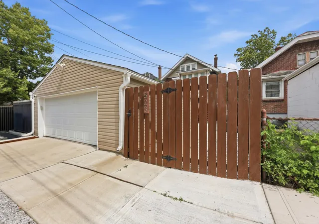 Photo 4 of Single family home for sale at 523 Fairwood Ave, Columbus, OH 43205 | MLS# 226033282 | Listing updated on 2026-10-27
