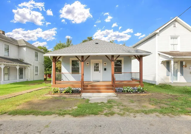 Photo 2 of Single family home for sale at 461 Stewart St, Zanesville, OH 43701 | MLS# 226033349 | Listing updated on 2026-09-08