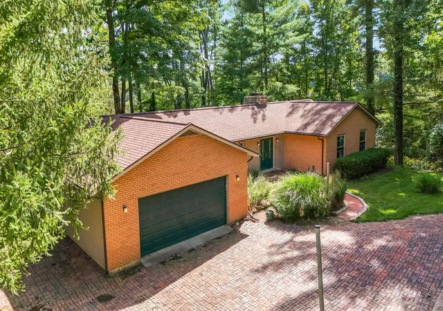 Photo 3 of Single family home for sale at 275 Pinetree Dr NE, Granville, OH 43023 | MLS# 226035202 | Listing updated on 2026-10-07