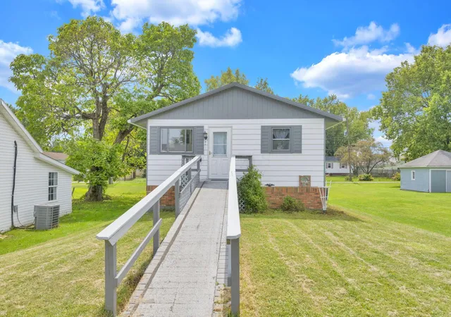 Single family home for sale at 1116 E Chestnut St, Lancaster, OH 43130 | MLS# 226033356