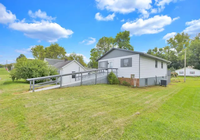 Photo 3 of Single family home for sale at 1116 E Chestnut St, Lancaster, OH 43130 | MLS# 226033356 | Listing updated on 2026-09-21