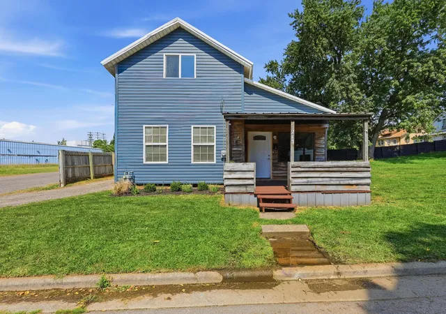 Photo 2 of Single family home for sale at 213 Vine St, Mansfield, OH 44902 | MLS# 226033731 | Listing updated on 2026-09-22