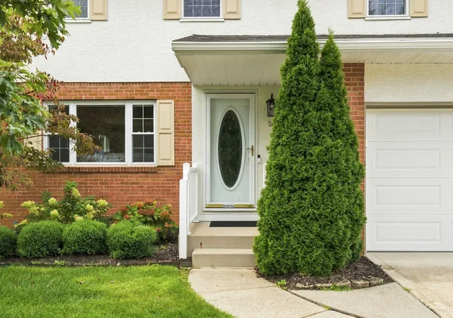 Photo 3 of Single family home for sale at 261 Brookhaven Dr E, Columbus, OH 43230 | MLS# 226033378 | Listing updated on 2026-09-12