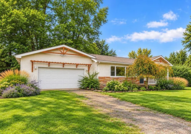 Photo 2 of Single family home for sale at 89 Beard St, Frazeysburg, OH 43822 | MLS# 226033375 | Listing updated on 2026-10-05