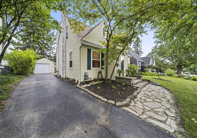 Photo 3 of Sale Pending at 249 W Schreyer Pl, Columbus, OH 43214 | MLS# 226033366 | Listing updated on 2026-09-13