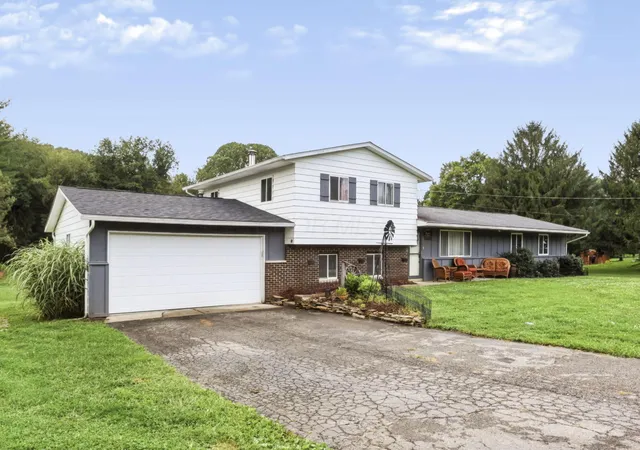 Photo 2 of Single family home for sale at 2403 Hickman Rd Ne, Newark, OH 43055 | MLS# 226033489 | Listing updated on 2026-09-07