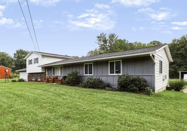 Photo 2 of Single family home for sale at 2403 Hickman Rd NE, Newark, OH 43055 | MLS# 226033489 | Listing updated on 2026-09-16