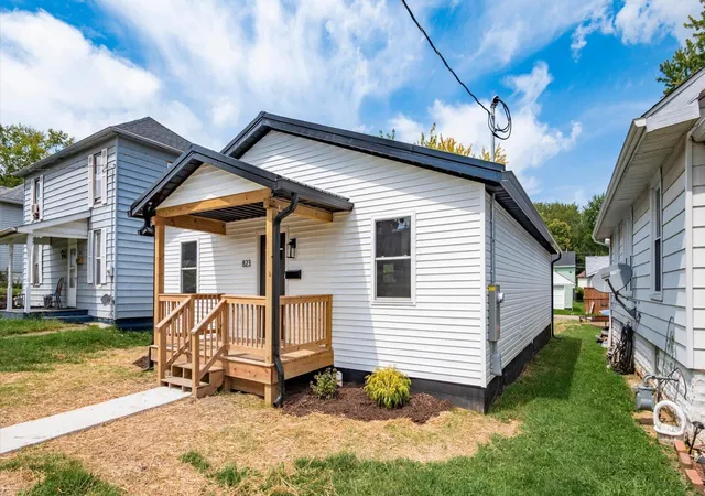 Photo 2 of Single family home for sale at 823 Race St, Zanesville, OH 43701 | MLS# 226033364 | Listing updated on 2026-09-14