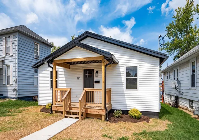 Photo 1 of Single family home for sale at 823 Race St, Zanesville, OH 43701 | MLS# 226033364 | Listing updated on 2026-09-14